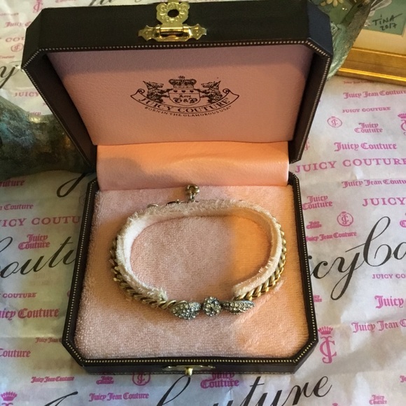 Juicy Couture Jewelry - Juicy couture moveable Bow bracelet gold plated 😊